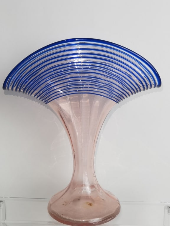 Vintage Loetz Kralik Bohemian Pink/Blue Glass Fan: Vintage Loetz Kralik Bohemian Pink/Blue Glass Fan Vase, 9 5/8in by 8.5in