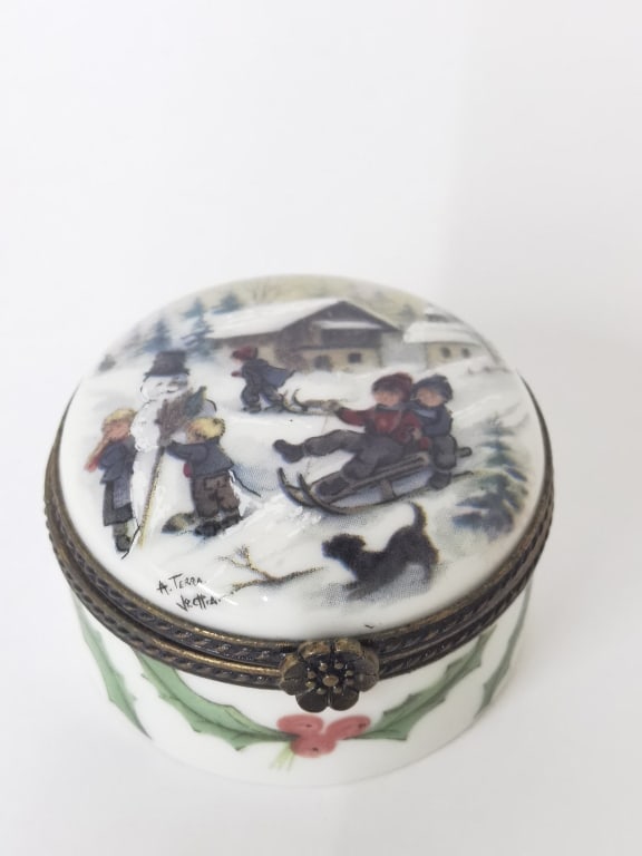Limoges France LaGloriette Porcelain Treasure Box: Limoges France LaGloriette Porcelain Treasure Box, 1.75in by 1.25in