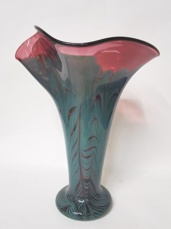 1992 Bruce Freund Art Glass Ruffle Vase: 1992 Bruce Freund Art Glass Ruffle Vase, 15.5in