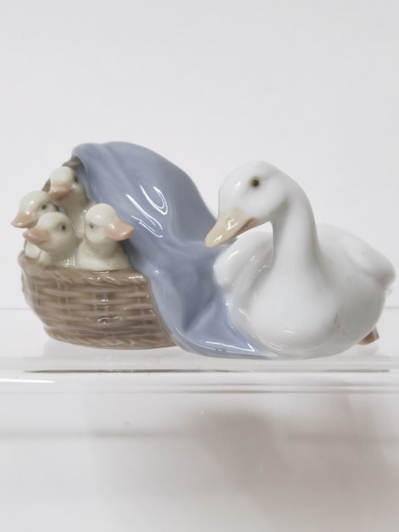 Lladro Spain Porcelain Mama Duck and Babies Figuri: Lladro Spain Porcelain Mama Duck and Babies Figurine, 1.75in by 3.75in