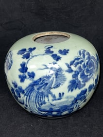 Qing Chinese Porcelain Pea Glaze B&W Jar