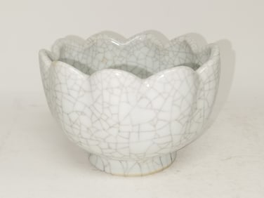 Qing Chinese Porcelain Ge Glaze Lotus Bowl