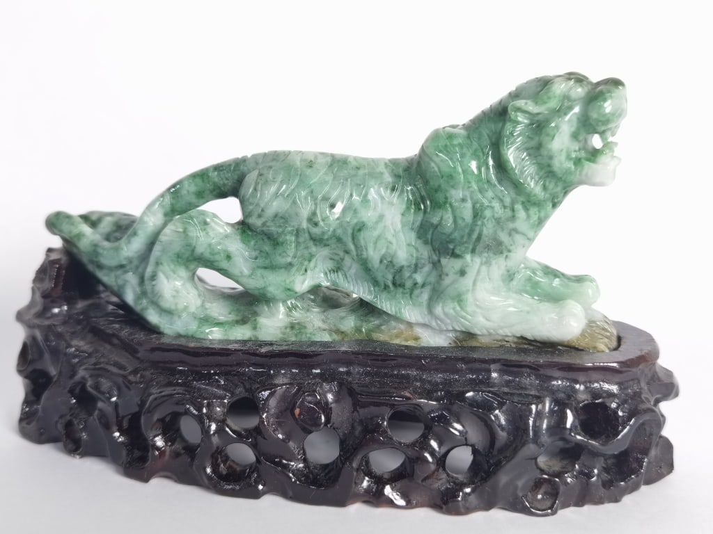 Chinese Jadeite Carved Tiger: Chinese Jadeite Carved Tiger, 7.25in by 4.5in with Stand