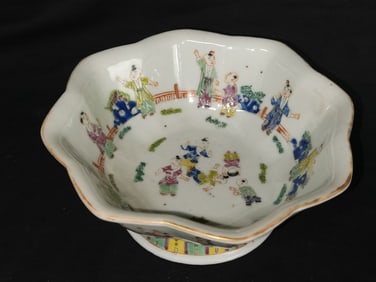 Qing Chinese Porcelain Famille Rose Lobed High-Foot Bowl