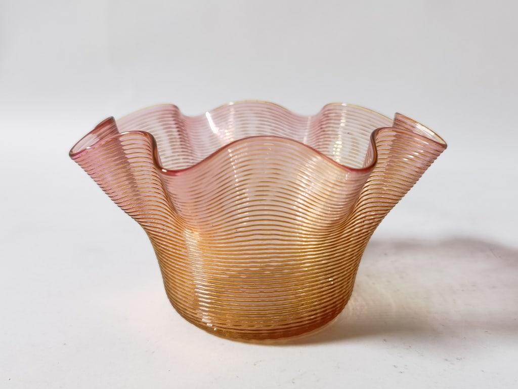 Vintage Ribbed Ruffle Art Glass Bowl: Vintage Ribbed Ruffle Art Glass Bowl, 5.25in by 3in