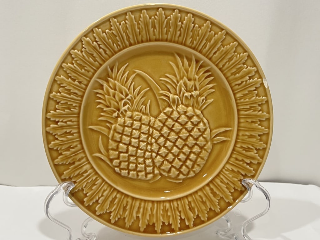 Bordallo Pinheiro Porcelain Yellow Pineapple Plate: Bordallo Pinheiro Porcelain Yellow Pineapple Plate, 8.25in
