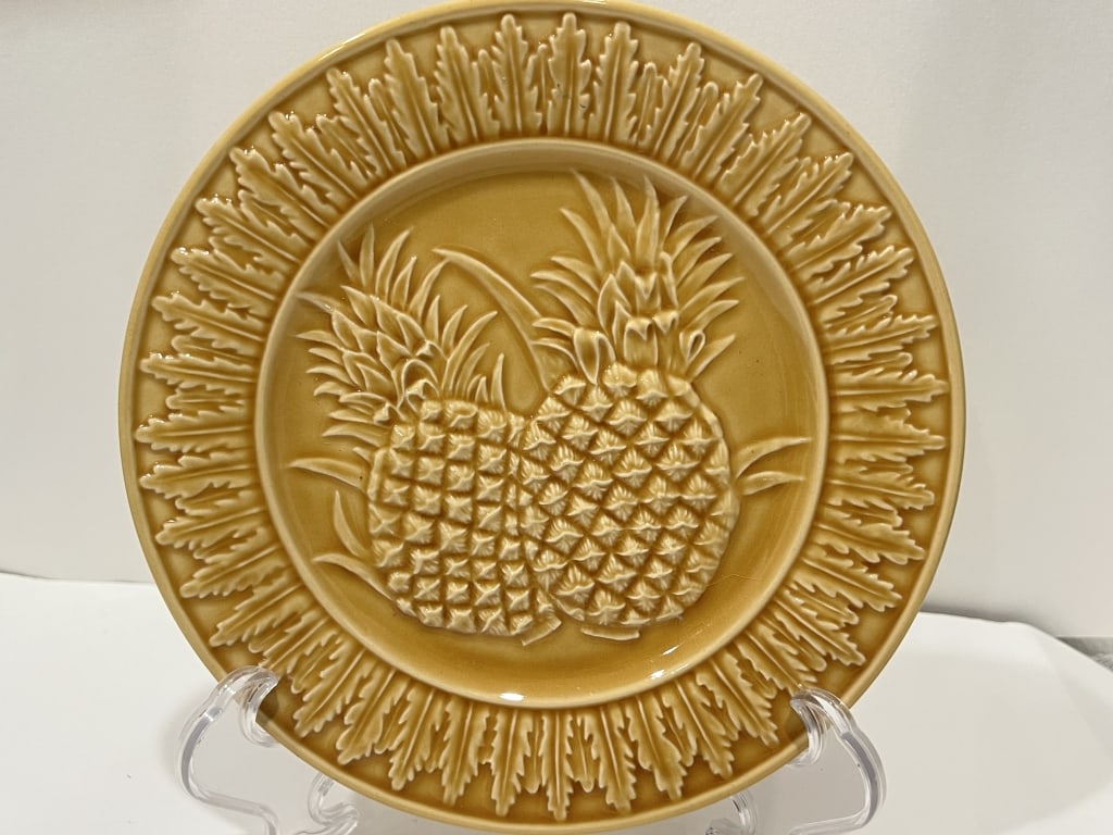Bordallo Pinheiro Porcelain Yellow Pineapple Plate: Bordallo Pinheiro Porcelain Yellow Pineapple Plate, 8.25in