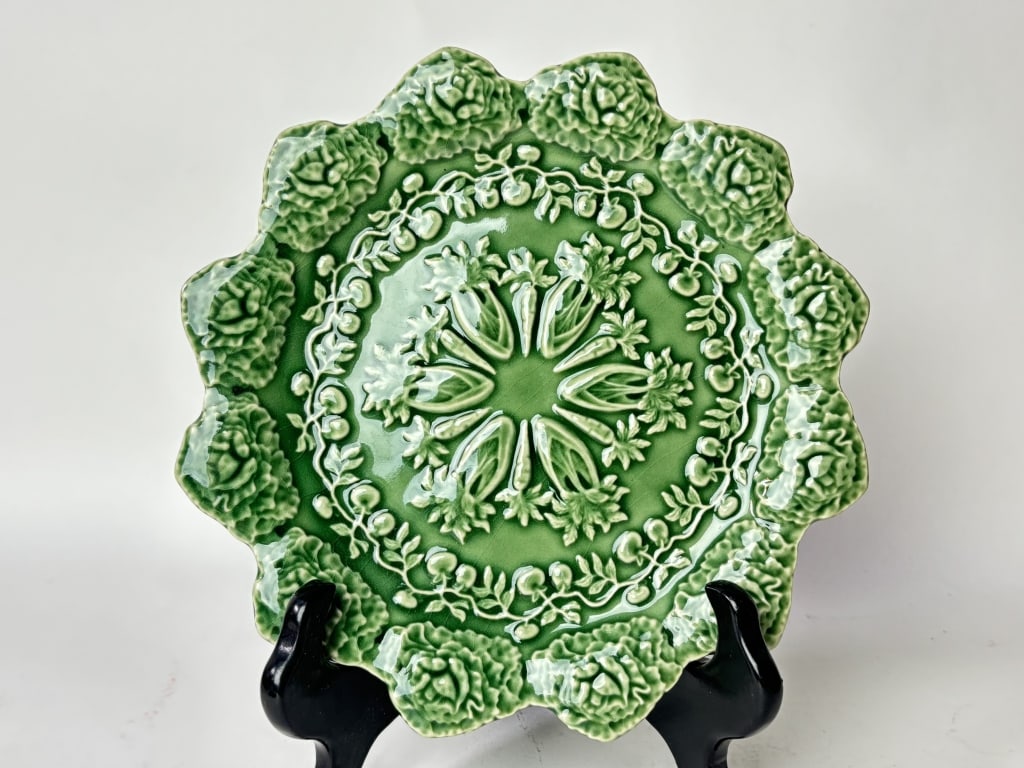 Bordallo Pinheiro Porcelain Rabbit Green Accent Plate: Bordallo Pinheiro Porcelain Rabbit Green Accent Plate, 8 3/8in