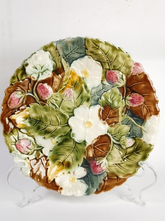 Vintage French Porcelain Majolica Strawberries Plate: Vintage French Porcelain Majolica Strawberries Plate, 8.5in