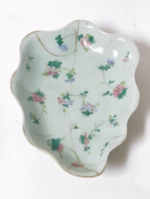 Qing Chinese Porcelain Pea Glaze Famille Rose Leaf