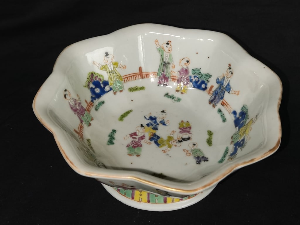Qing Chinese Porcelain Famille Rose Lobed High-Foo (1 of 10)