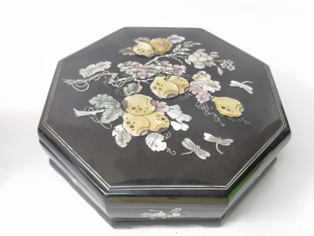 19-20th C. Chinese Mother-of-Pearl Inlay Wood Snac: 19-20th C. Chinese Mother-of-Pearl Inlay Wood Snack Box, 11.5in by 3in
