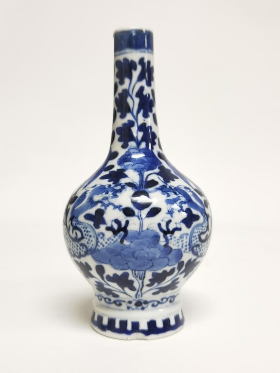 Qing Chinese Porcelain B&W Dragons Vase, Kangxi Ma (1 of 8)
