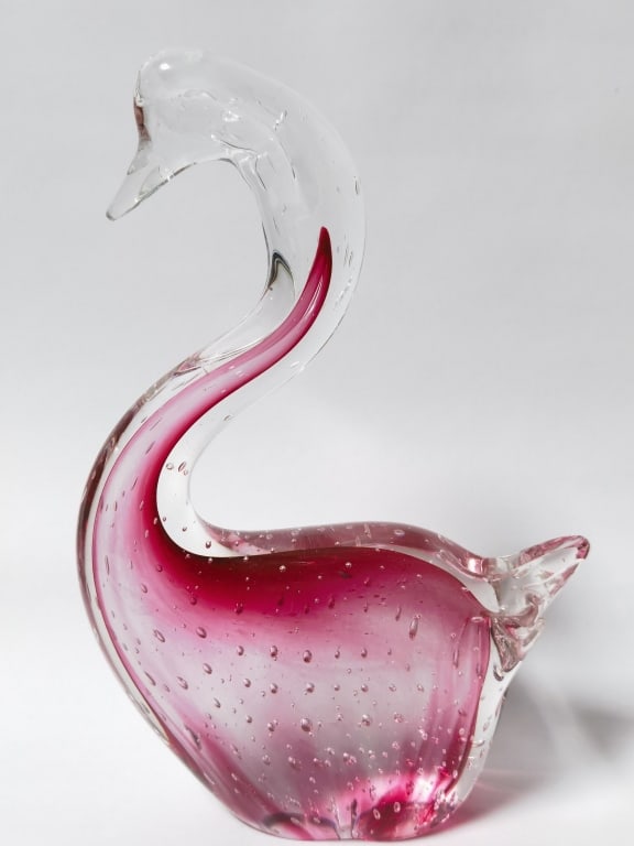 Large Murano Italy Cranberry Controlled Bubble Gla: Large Murano Italy Cranberry Controlled Bubble Glass Swan, 10.5in by 7in