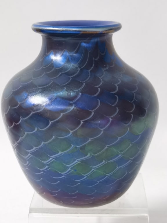 1983 Orient & Flume Iridescent Fish Scales Art Gla: 1983 Orient & Flume Iridescent Fish Scales Art Glass Vase, 4.75in