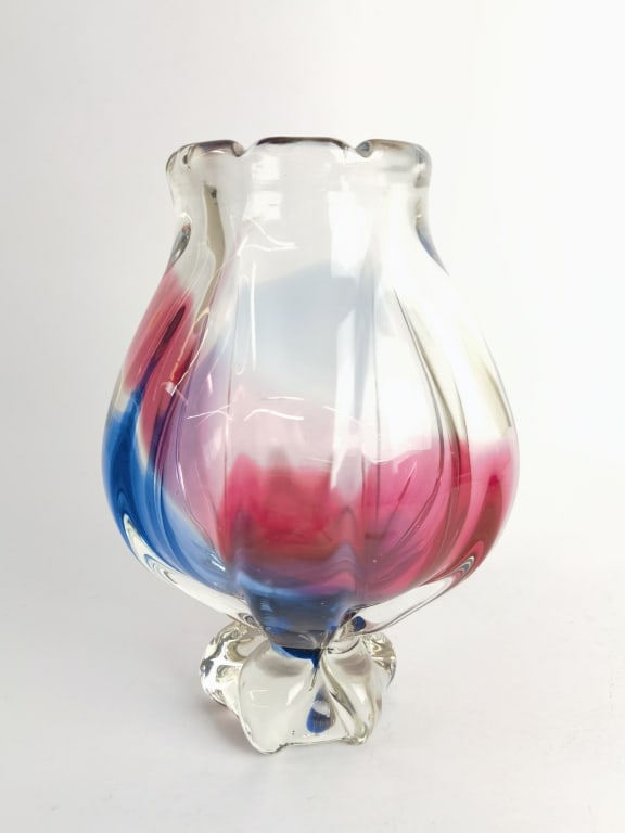 Pr. of Murano Italy Ruby Controlled Bubble Glass Swans: Pr. of Murano Italy Ruby Controlled Bubble Glass Swans, 7.5in by 7in