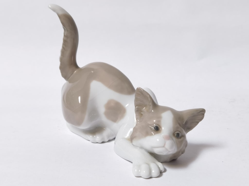 Lladro Spain Porcelain Attentive Cat Figurine (1 of 4)
