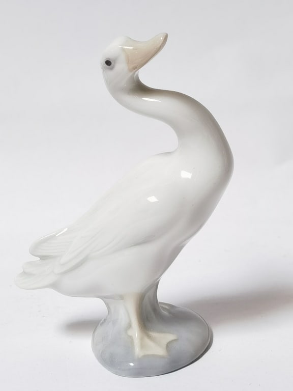 Lladro Spain Porcelain Little Duck Figurine: Lladro Spain Porcelain Little Duck Figurine, 4.75in