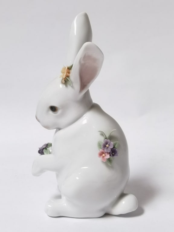 Lladro Spain Porcelain Attentive Bunny Figurine: Lladro Spain Porcelain Attentive Bunny Figurine, 5.5in