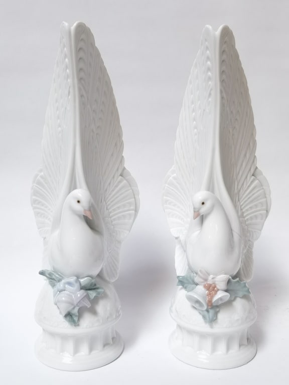 Pr. of Lladro Spain Porcelain Message of Peace Fig: Pr. of Lladro Spain Porcelain Message of Peace Figurines, 10.5in