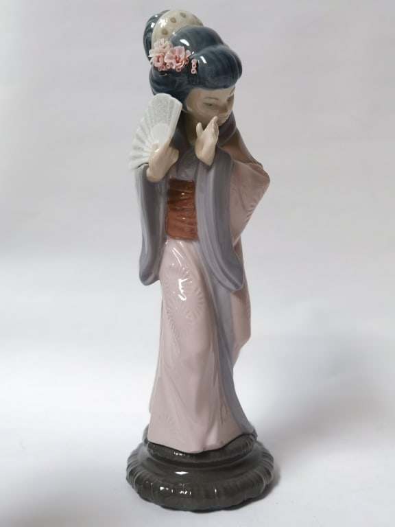 Lladro Spain Porcelain Timid Japanese Geisha Figur: Lladro Spain Porcelain Timid Japanese Geisha Figurine, 11.25in