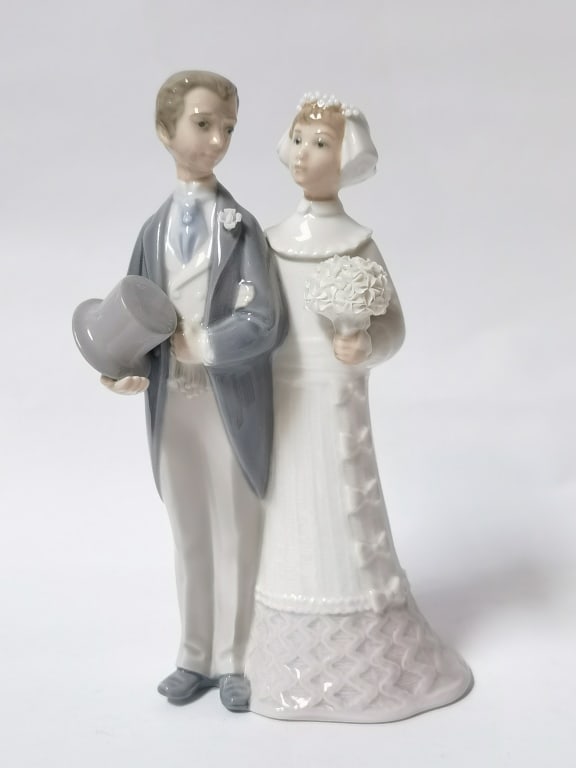 Lladro Spain Porcelain Wedding Day Couple Figurine: Lladro Spain Porcelain Wedding Day Couple Figurine, 7.5in