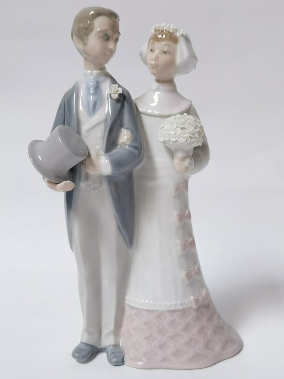 Lladro Spain Porcelain Wedding Day Couple Figurine: Lladro Spain Porcelain Wedding Day Couple Figurine, 7.5in