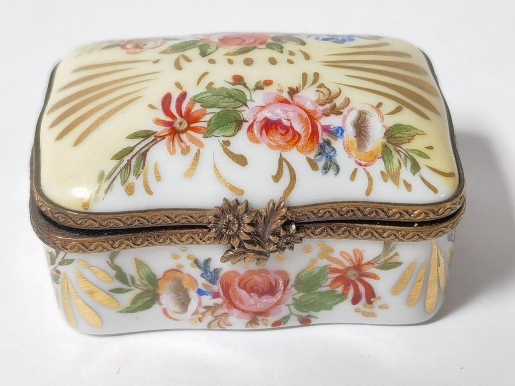 Vintage Limoges France Porcelain Floral Trinket Bo (1 of 5)