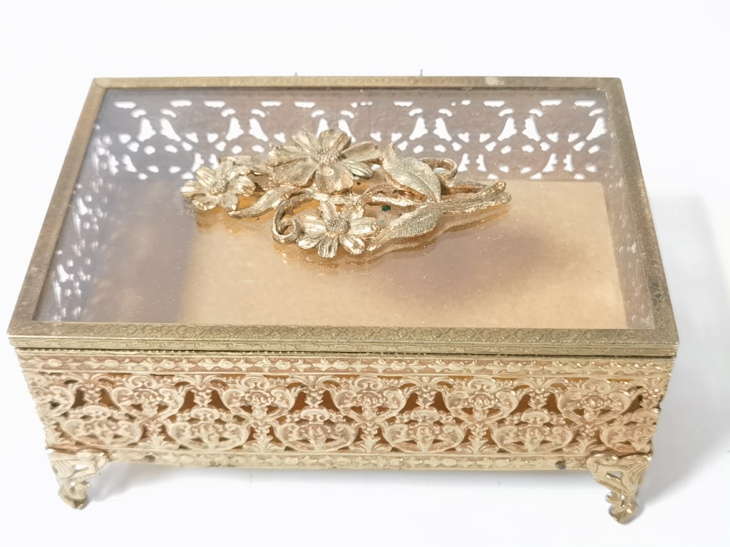 Vintage Gold-Tone Metal Filigree Glass Top Jewelry: Vintage Gold-Tone Metal Filigree Glass Top Jewelry Box, 6in by 4in by 3in