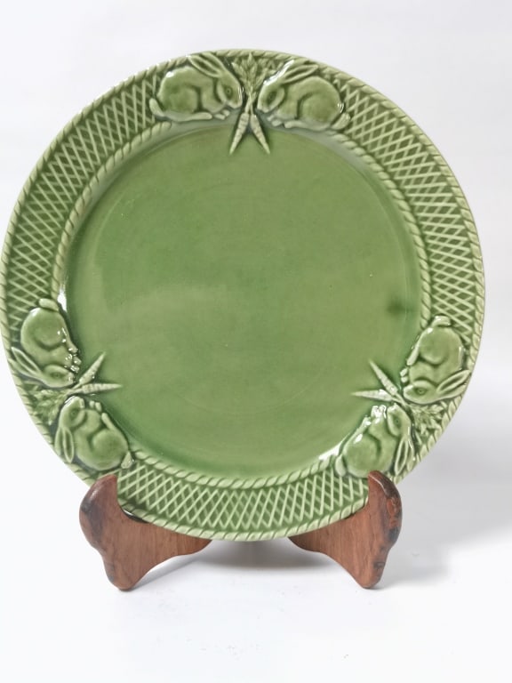 Bordallo Pinheiro Porcelain Green Rabbit Plate: Bordallo Pinheiro Porcelain Green Rabbit Plate, 10in