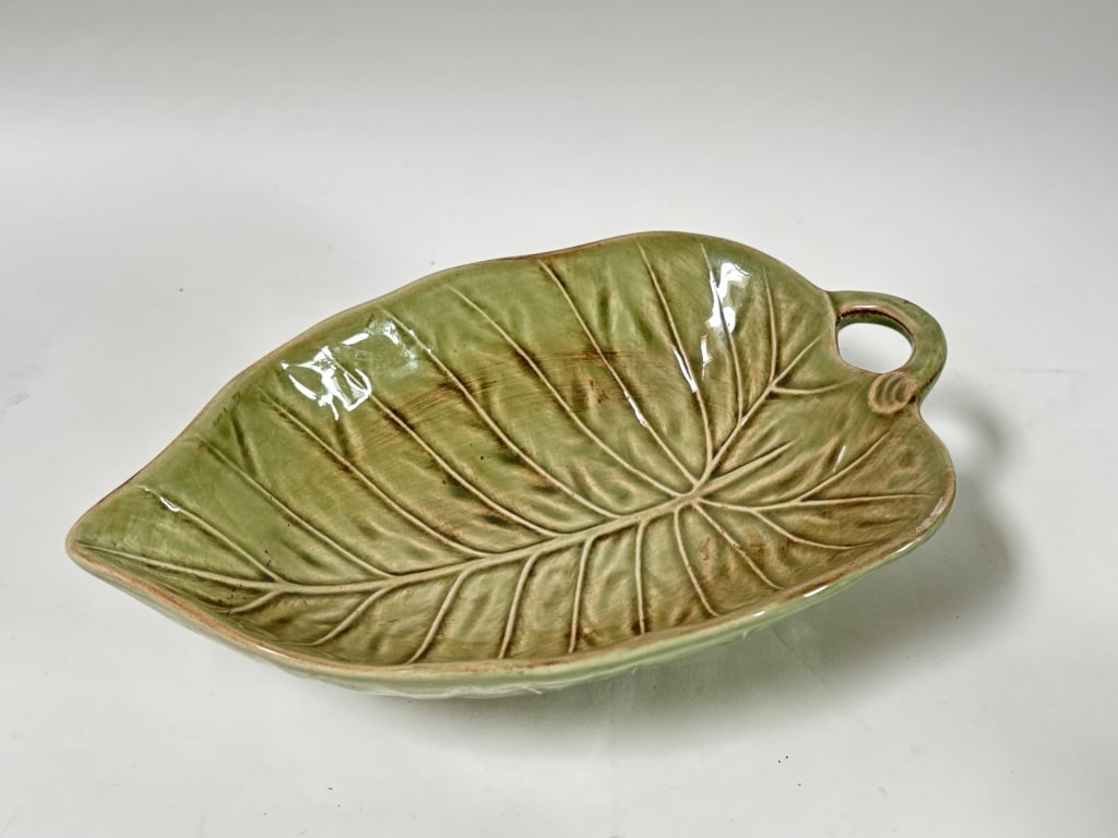 Vintage Bordallo Pinheiro Porcelain Leaf Plate: Vintage Bordallo Pinheiro Porcelain Leaf Plate, 1.75in by 8in