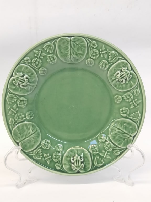 Bordallo Pinheiro Porcelain Green Frog Plate: Bordallo Pinheiro Porcelain Green Frog Plate, 8.25in