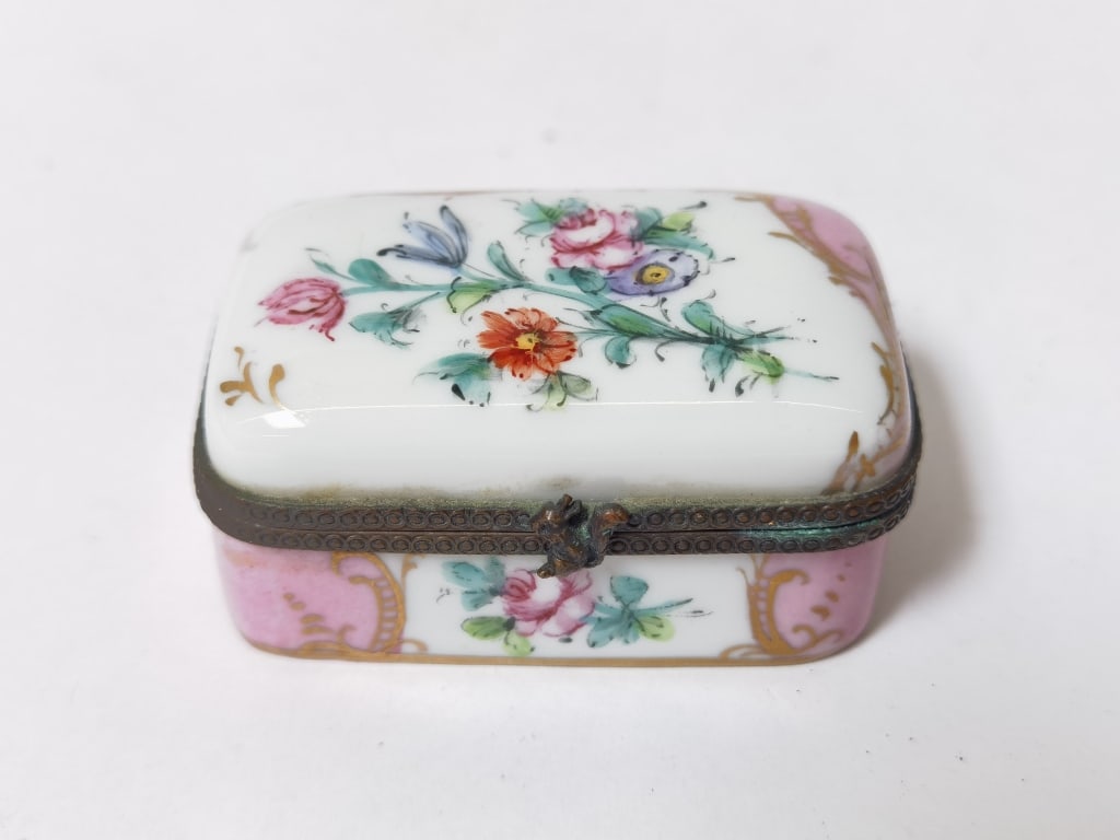 Vintage Limoges France Decor Main Floral Trinket B: Vintage Limoges France Decor Main Floral Trinket Box, 2 3/8in by 1 5/8in by 1.25in