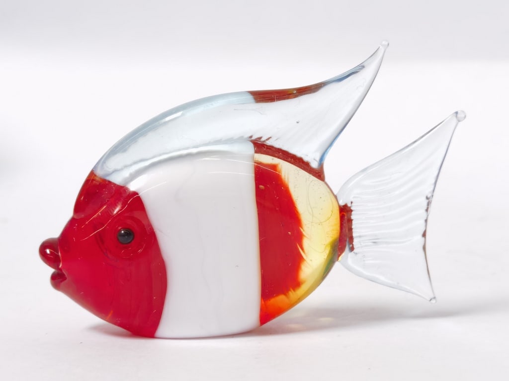 Vintage Murano Italy Red/White Art Glass Fish: Vintage Murano Italy Red/White Art Glass Fish, 2.75in by 1.75in