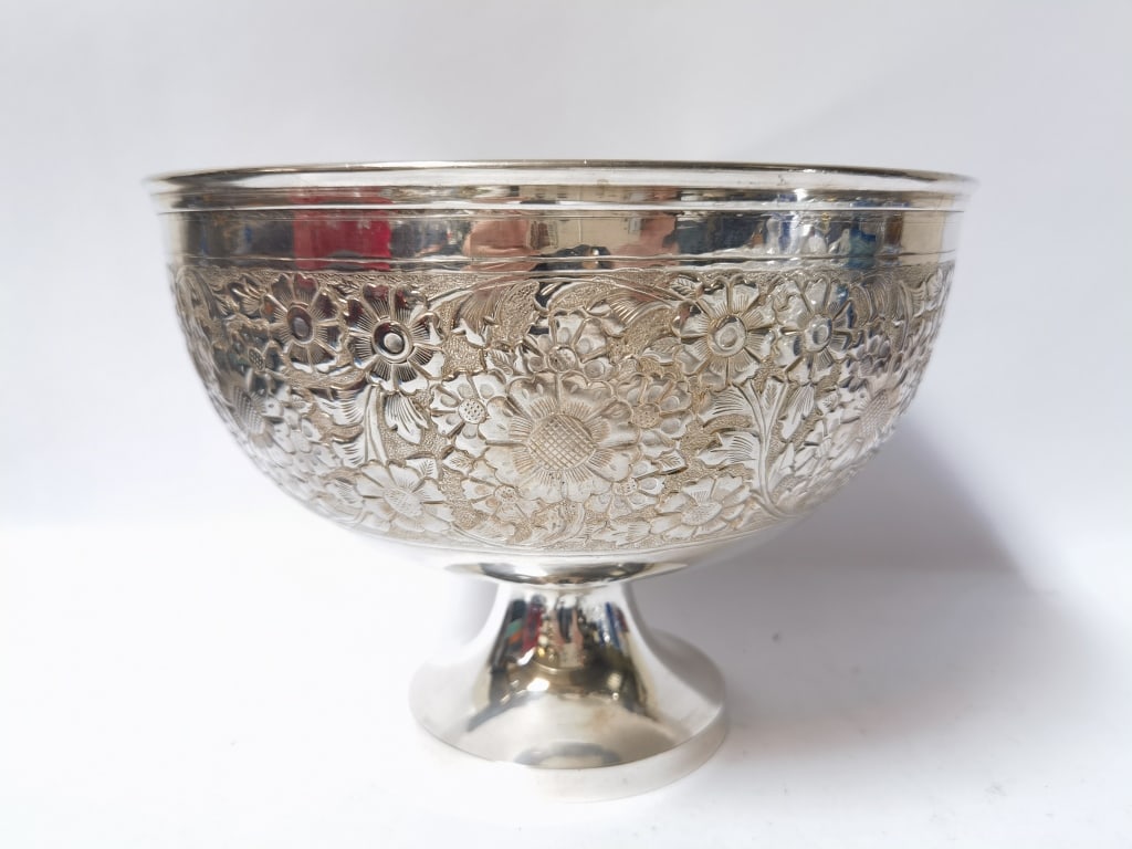 Vintage EPNS Silver-Plated Floral Repousse Pedesta: Vintage EPNS Silver-Plated Floral Repousse Pedestal Bowl, 10.5in by 7.75in