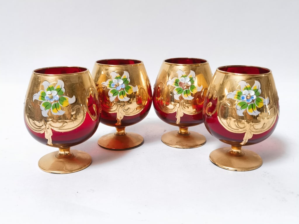 (4) Murano Italy Gilt Hand Painted Ruby Wine Glass: (4) Murano Italy Gilt Hand Painted Ruby Wine Glasses, 3.5in