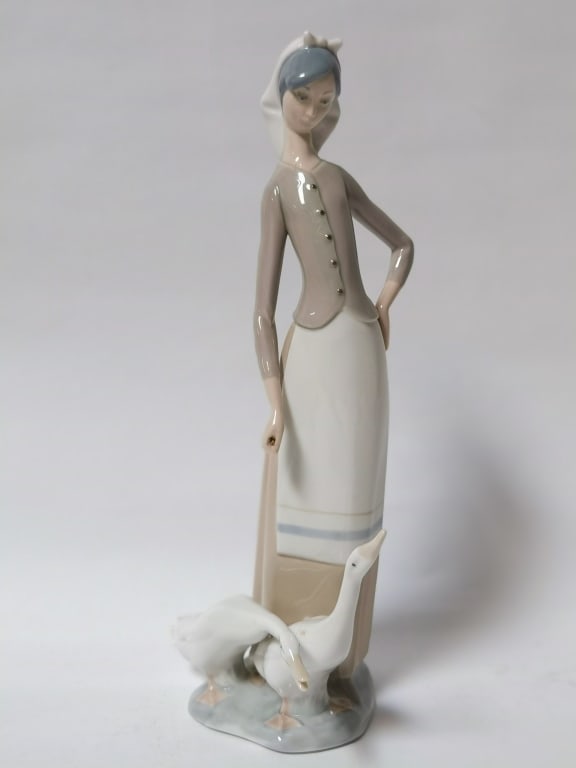 Lladro Spain Porcelain Girl with Geese Figurine: Lladro Spain Porcelain Girl with Geese Figurine, 11in