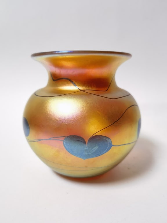 1998 Lundberg Studios Gold Iridescent Heart Glass: 1998 Lundberg Studios Gold Iridescent Heart Glass Vase, 5.25in by 5.75in