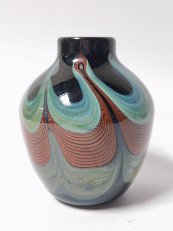 Roland R. Correia Pulled Feather Art Glass Vase: Roland R. Correia Pulled Feather Art Glass Vase, 5.5in