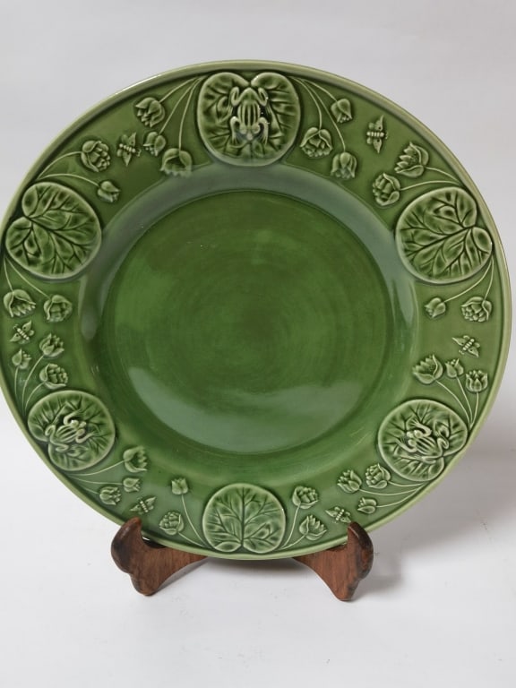 Large Bordallo Pinheiro Porcelain Green Frog Plate: Large Bordallo Pinheiro Porcelain Green Frog Plate, 12.25in