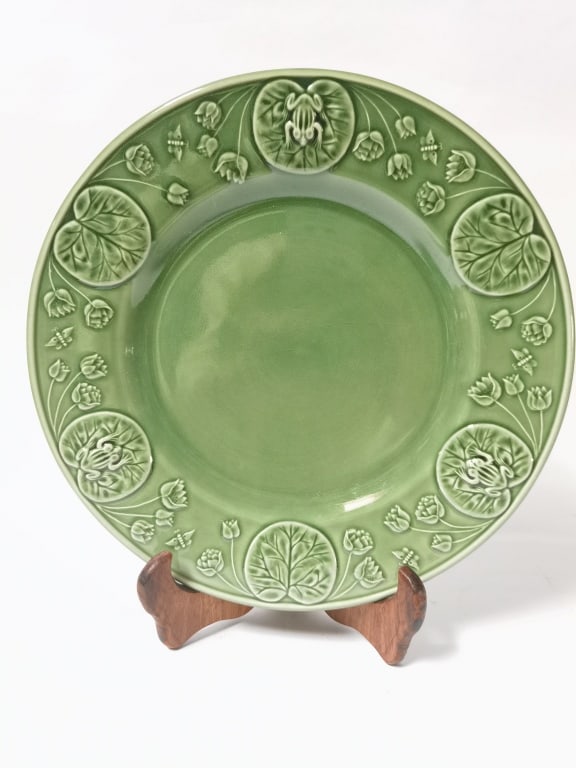Large Bordallo Pinheiro Porcelain Green Frog Plate: Large Bordallo Pinheiro Porcelain Green Frog Plate, 12.25in