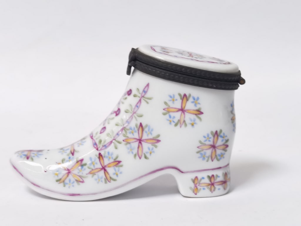Vintage Signed Deb Porcelain Shoe Trinket Box: Vintage Signed Deb Porcelain Shoe Trinket Box, 3in by 2in