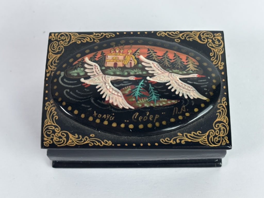 Vintage Miniature Russian Lacquer Pill Box (1 of 4)