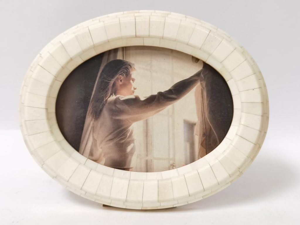 Vintage India Oval Inlaid Bone Picture Frame (1 of 3)