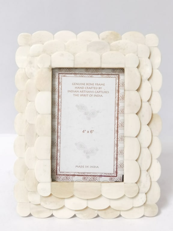 Vintage India Scalloped Edge Bone Inlay Photo Fram: Vintage India Scalloped Edge Bone Inlay Photo Frame, 9in by 7in