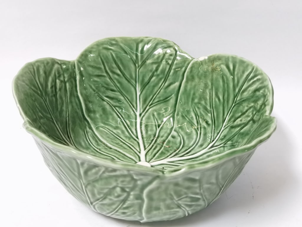 Large Bordallo Pinheiro Porcelain Cabbage Leaf Bow (1 of 5)