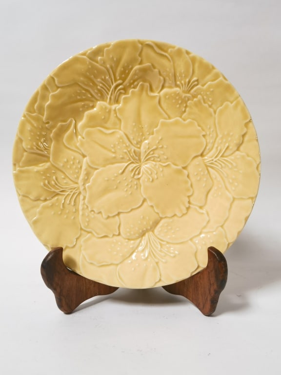 Bordallo Pinheiro Porcelain Yellow Hibiscus Plate: Bordallo Pinheiro Porcelain Yellow Hibiscus Plate, 9.25in