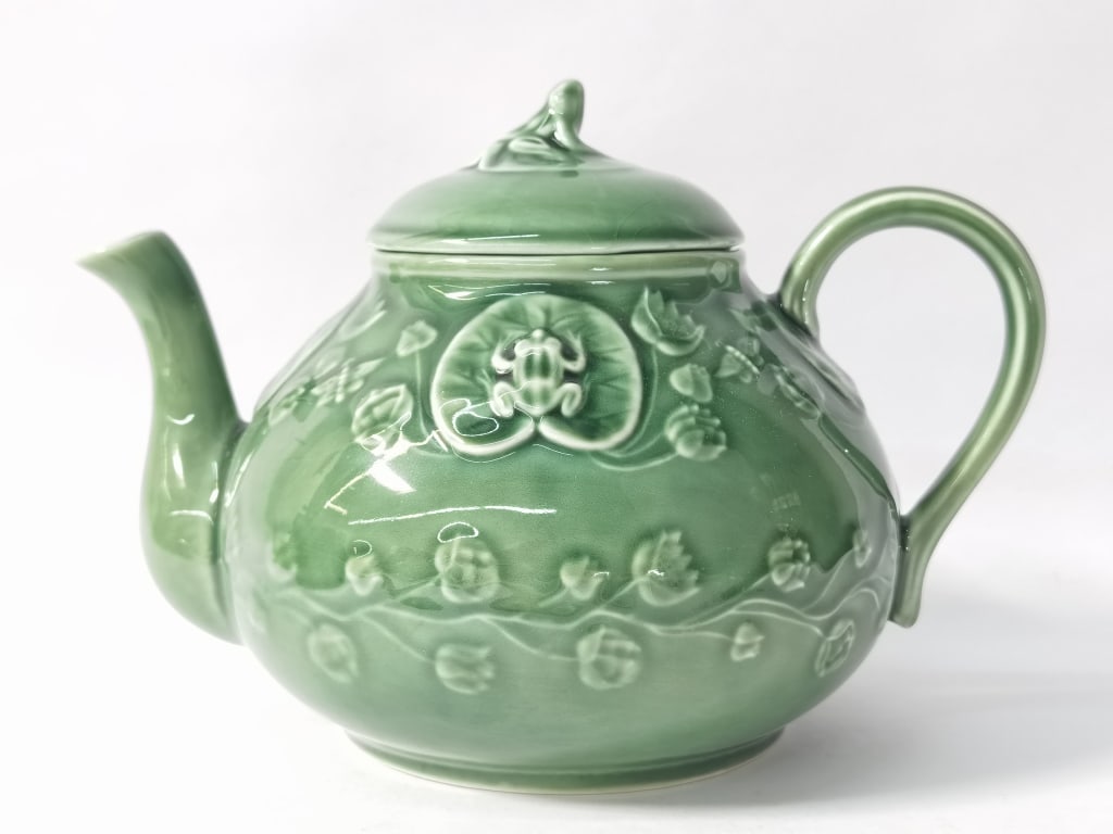 Vintage Bordallo Pinheiro Porcelain Frog Teapot: Vintage Bordallo Pinheiro Porcelain Frog Teapot, 9.5in by 6in