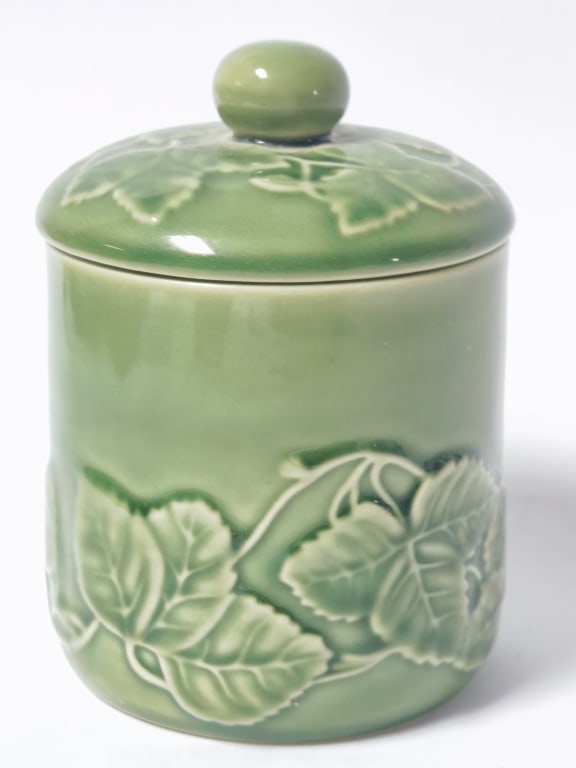 Bordallo Pinheiro Grape Vines Lidded Cache Pot (1 of 3)