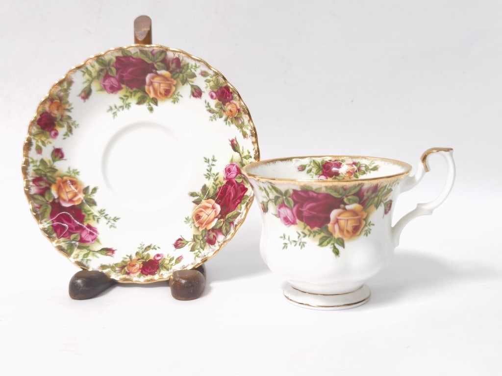 1962 Royal Albert Old Country Roses Tea Cup Set (1 of 4)